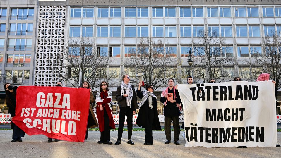 Pro-palästinensische Demonstranten stürmen ZDF-Studio in Berlin – Polizei leitet Verfahren ein