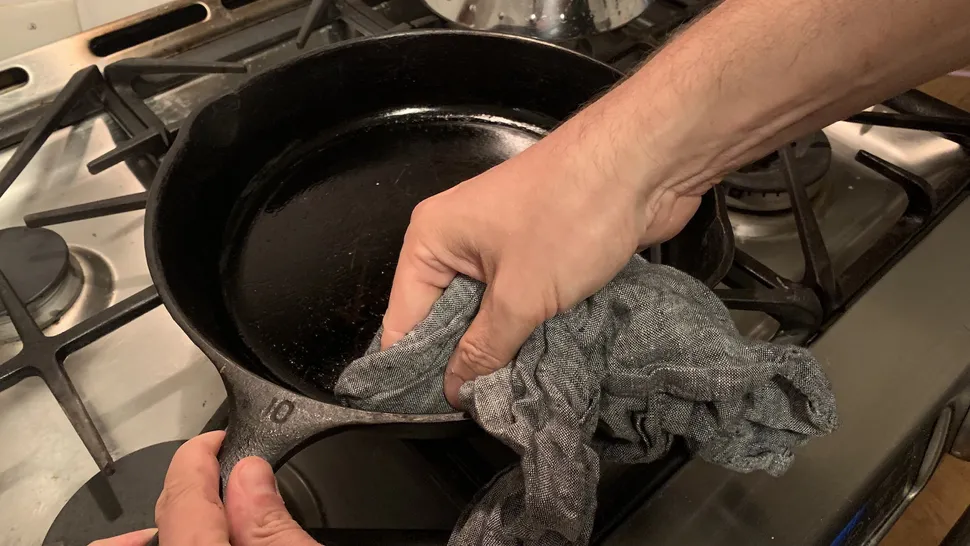 Sie haben Ihr Gusseisen jahrelang falsch gereinigt – so macht es der Chefkoch richtig