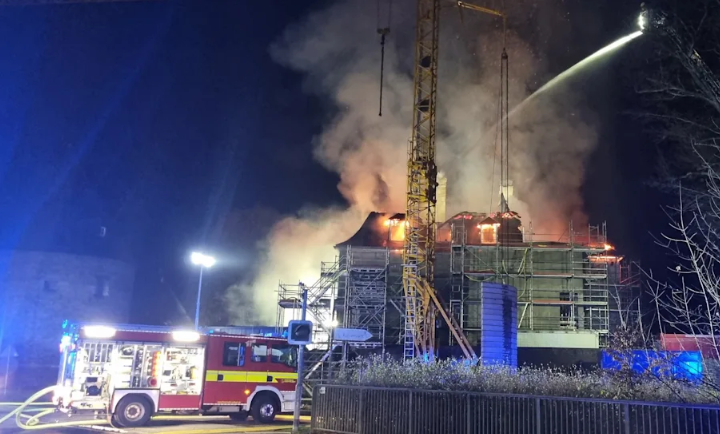 In Velbert brannte am Morgen Schloss Hardenberg: Dach zerstört, THW im Einsatz