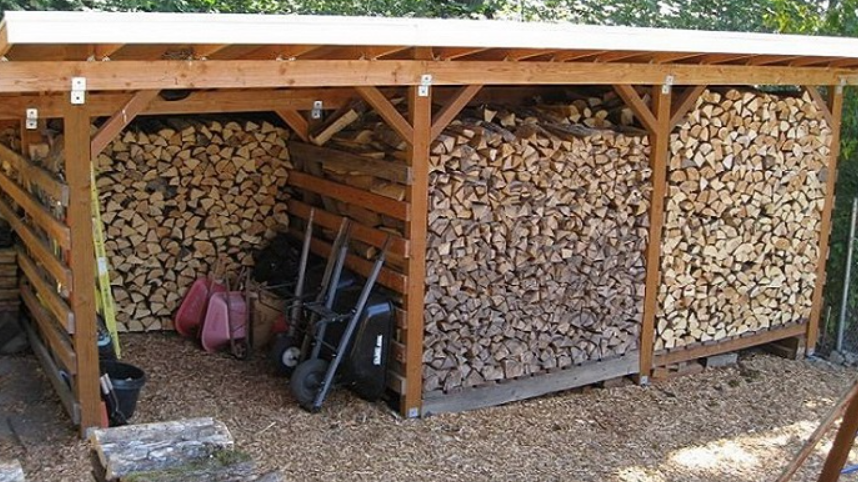 Experten aus Bayern erklären, welches Kaminholz am besten brennt und wie Feuchte die Leistung beeinflusst