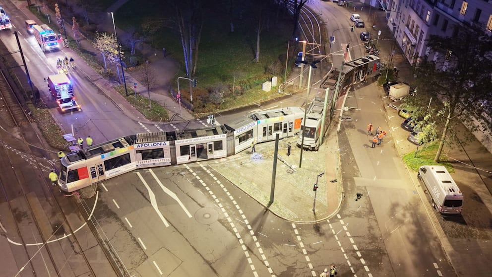 Düsseldorf: Straßenbahn U72 entgleist – 13 Verletzte, schwere Schäden und gesperrte Strecke