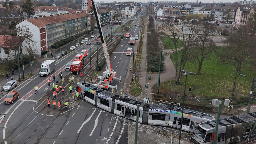 Düsseldorf: Straßenbahn U72 entgleist – 13 Verletzte, schwere Schäden und gesperrte Strecke