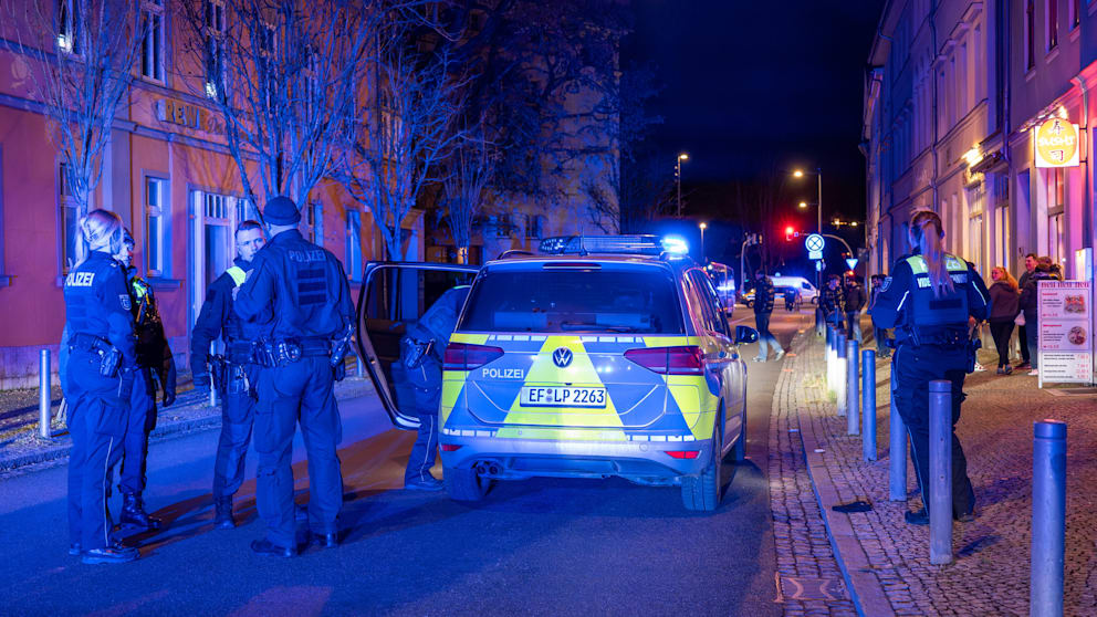 Weimar, 1. Advent: Mann (29) bedroht Besucher mit Messer auf dem Weihnachtsmarkt – Polizei-Einsatz bestätigt Vorfall
