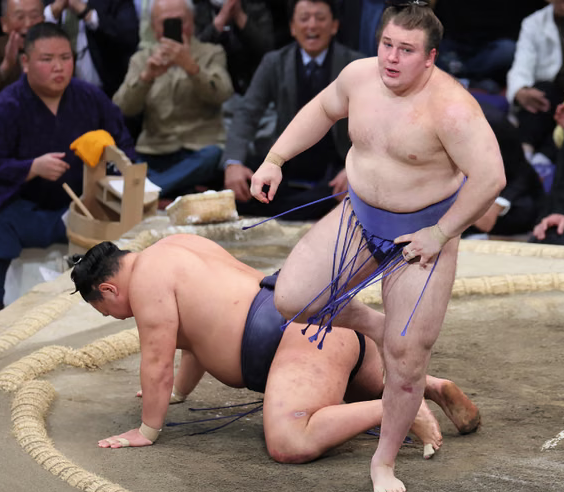 Erster ukrainischer Sieg im Sumō seit 20 Jahren: Danylo Yavhusyshyn triumphiert beim Kyushu Basho 2025