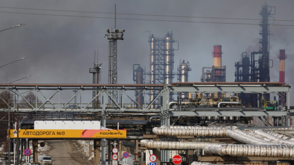 Russische Raffinerie in Rjasan und Stahlwerk Altschewsk am 6. Dezember beschädigt – Brände in kritischen Industrieanlagen