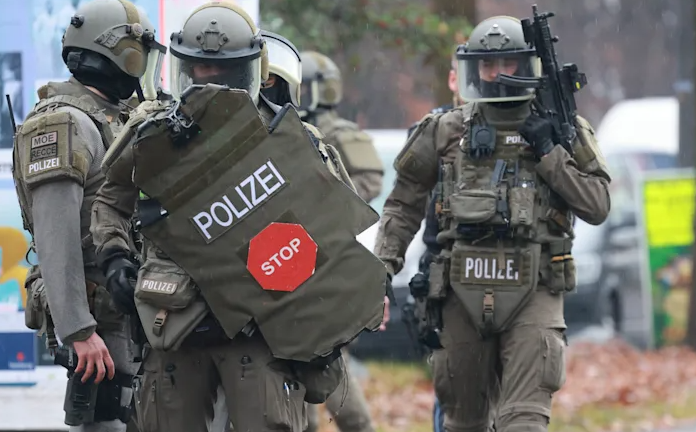 Hamburg-Stellingen: Messerangriff am Dienstag (12:15) – SEK-Einsatz, verletzter Mann, Fahndung läuft