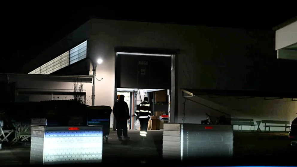 Altshausen, Baden-Württemberg: Arbeiter (53) von umkippender Webmaschine getötet – Polizei untersucht Unfallursache