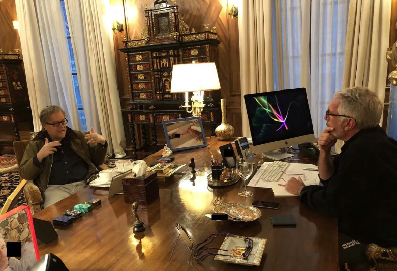 Epstein-Fotos aus dem Anwesen veröffentlicht: Steve Bannon auf brisantem Bild – was bekannt ist