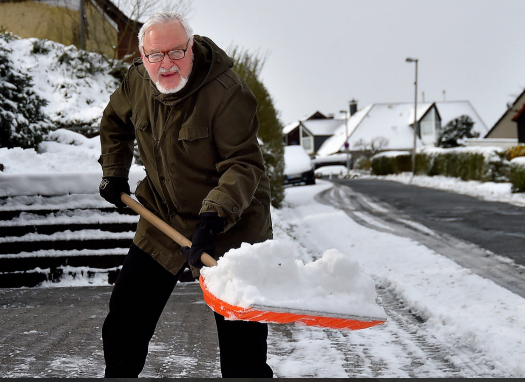 Schneeschaufeln im Winter: Warum es das Herz stark belastet und wer besonders gefährdet ist