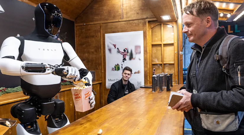 Optimus von Tesla live in Berlin: Was der humanoide Roboter auf dem Weihnachtsmarkt zeigte und was bisher bekannt ist
