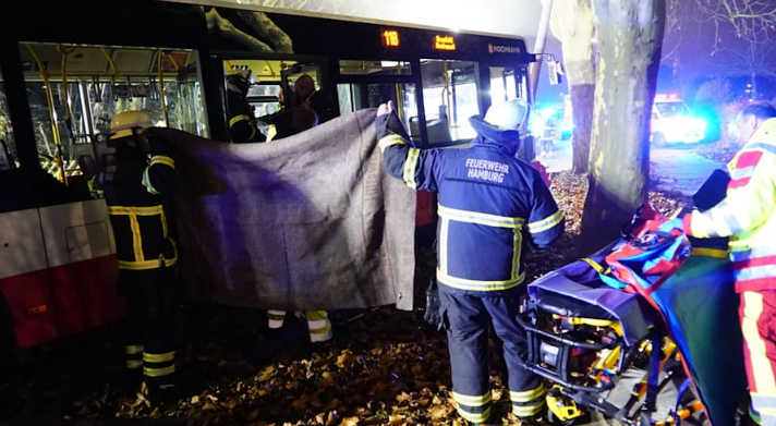 Schwerer Unfall nach Polizeiverfolgung in Hamburg am 23. Dezember: Autodiebstahl scheitert, Bus in Kollision verwickelt