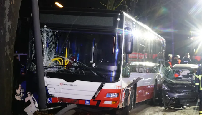 Schwerer Unfall nach Polizeiverfolgung in Hamburg am 23. Dezember: Autodiebstahl scheitert, Bus in Kollision verwickelt